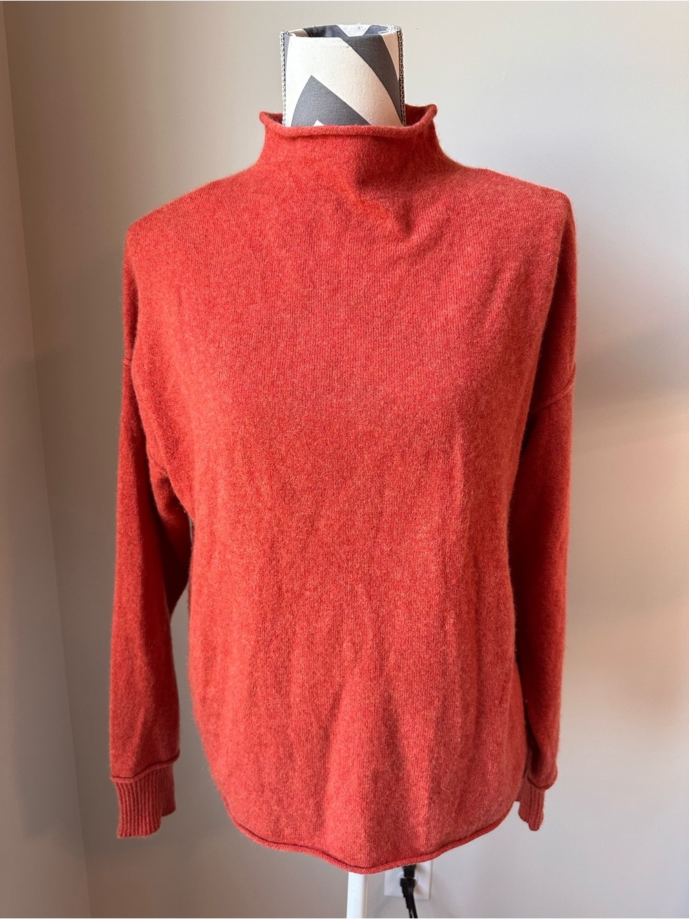 Tahari 100% Cashmere Sweater Large Burnt Orange Roll Neck Mock Turtleneck GUC